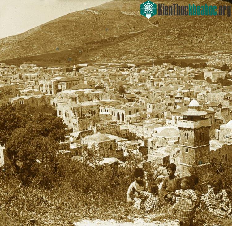 Trong ảnh là những đứa trẻ vui đùa ở thành phố cổ Shechem.