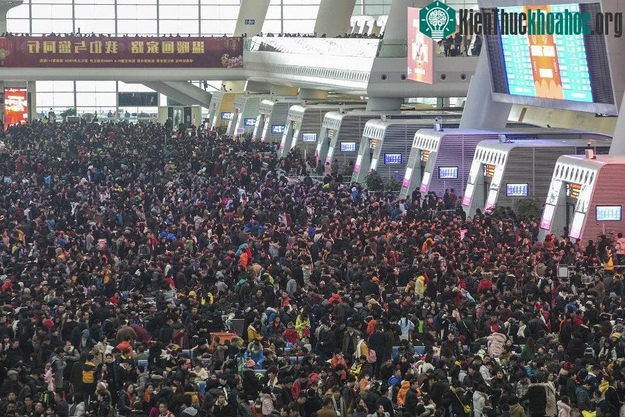 "Xuân vận" là khái niệm chỉ đợt di chuyển khổng lồ xảy ra trước và sau Tết Nguyên đán của người Trung Quốc.