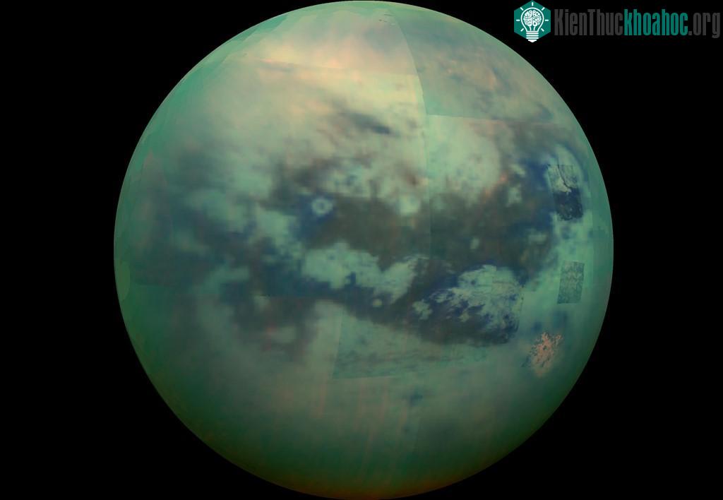 Ảnh chụp từ tàu vũ trụ Cassini cho thấy bề mặt của Titan qua lớp mây mù bao phủ. Ngày 14/1/2005, tàu thăm dò Huygens của Cơ quan Vũ trụ châu Âu (ESA) trở thành robot thám hiểm đầu tiên chạm tới bề ...