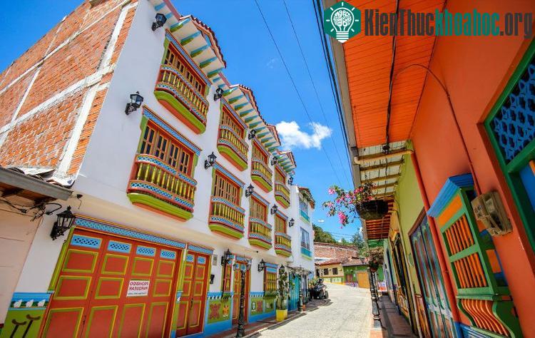 Kiến trúc tuyệt đẹp của thị trấn nhiều màu sắc nhất thế giới