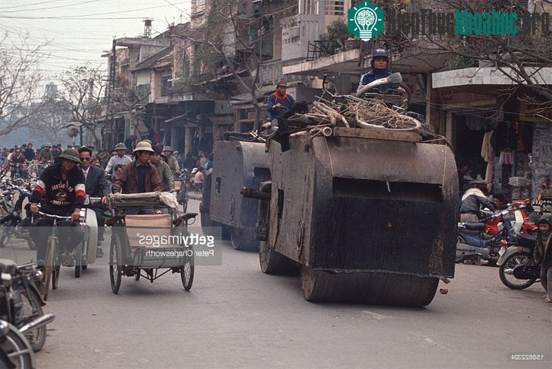Những chiếc xe lu thế hệ cũ "diễu hành" trên phố Hàng Bài, gần hồ Hoàn Kiếm.