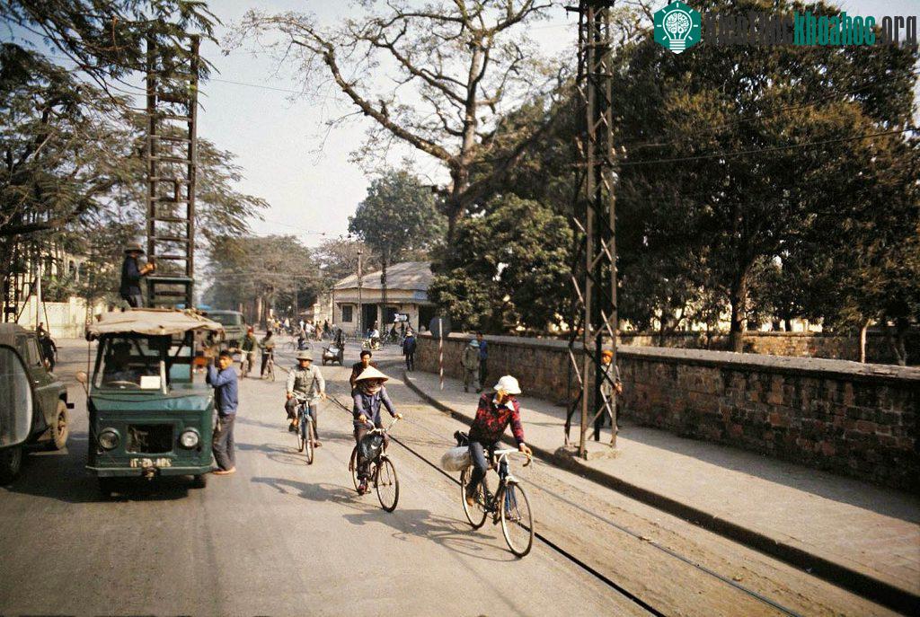 Hình ảnh thanh bình, xưa cũ thập kỷ 70, 80 của thế kỷ trước khiến không chỉ những người đứng tuổi mà những người trẻ cũng cảm thấy bồi hồi, nuối tiếc về một Hà Nội đã xa. Đoạn tường thấp bao quanh ...