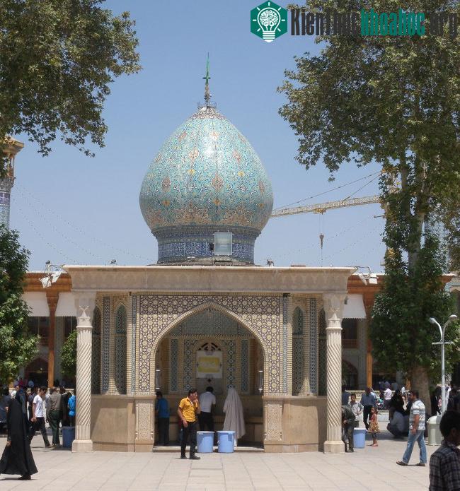 Nhìn từ phía bên ngoài, lăng mộ Shah Cheragh trông rất giản dị nếu không muốn nói là có phần kém sắc.