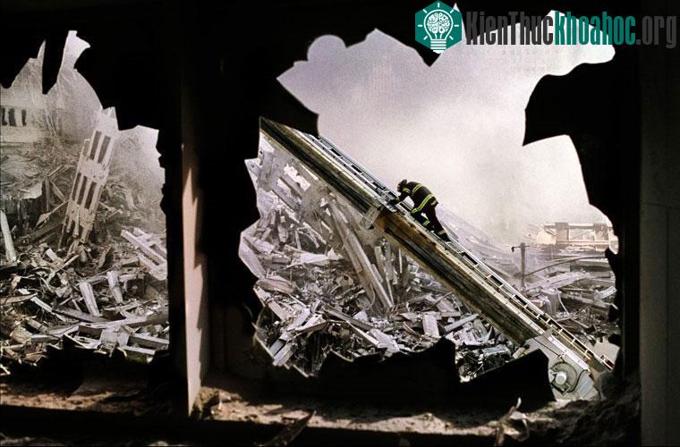 Người lính cứu hỏa đơn độc giữa những tàn tích còn lại ở Vùng đất số 0, nơi từng hiện hữu 2 tòa tháp của Trung tâm Thương mại Thế giới (WTC) vào hôm 11/9/2001.