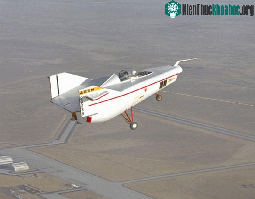 Chiếc máy bay M2-F1 được chế tạo năm 1963, có thân máy to vượt trội so với đôi cánh. Để có thể cất cánh, M2-F1 cần một chiếc máy bay lớn hơn kéo ở phía trước.