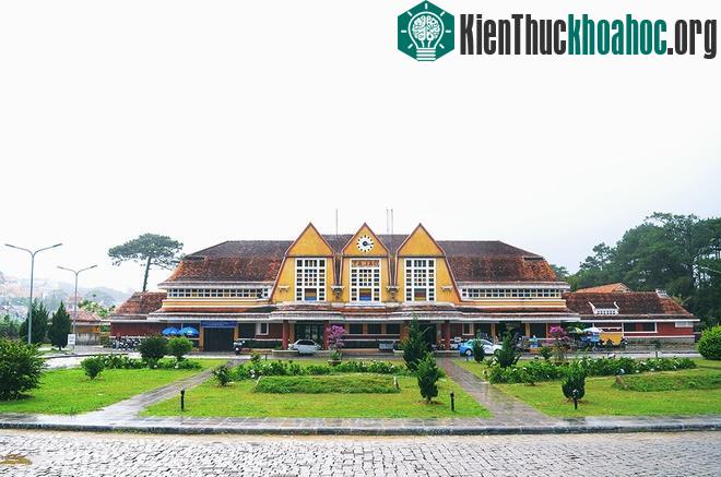 Tọa lạc ở con dốc đường Yersin, Ga Đà Lạt được Pháp khởi công xây dựng từ năm 1932 và hoàn thành vào 6 năm sau