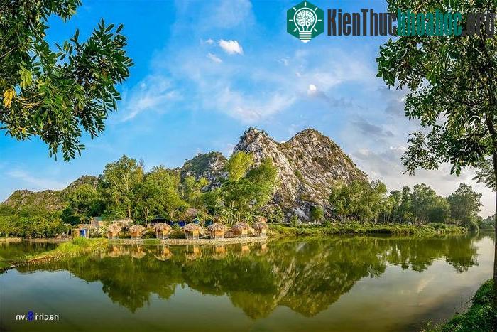 Núi Trầm hay Tử Trầm Sơn là một vùng núi đá vôi thuộc xã Phụng Châu, huyện Chương Mỹ, Hà Nội, cách trung tâm thành phố khoảng 20 km. Đây là một nhóm khối đá vôi, tuy không quá cao nhưng được bao bọ...