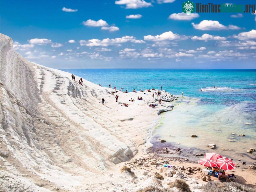 Scala dei Turchi ở Agrigento (Italy) là một vách đá trắng, bị nước biển xói mòn thành dạng bậc thang, cho phép du khách đi bộ xuống bãi biển phía dưới. Du khách cũng thường nhảy xuống nước từ các v...