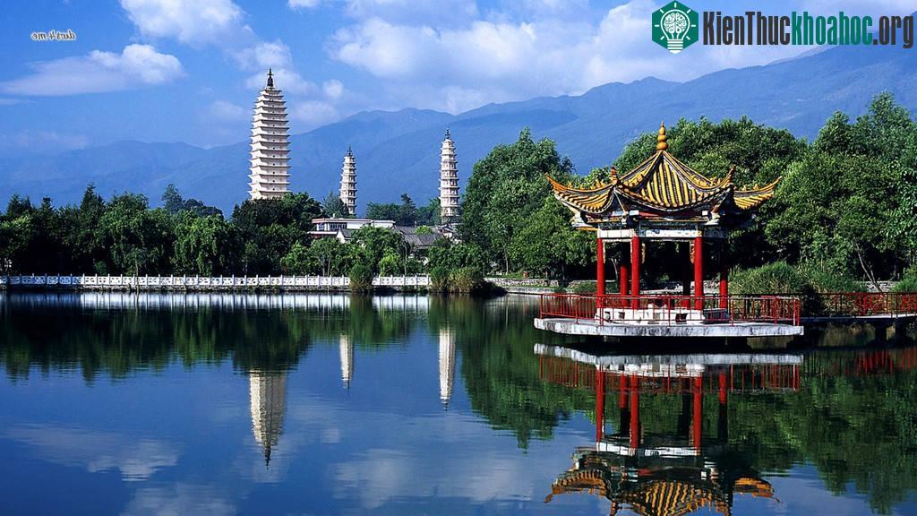 Trong Thiên Long Bát bộ của nhà văn Kim Dung, Đại Lý là quê hương của chàng công tử si tình Đoàn Dự. Theo đó, đây là một quốc gia theo Phật giáo Mật Tông, từ vua tới dân đều sùng đạo. Vua thường tạ...