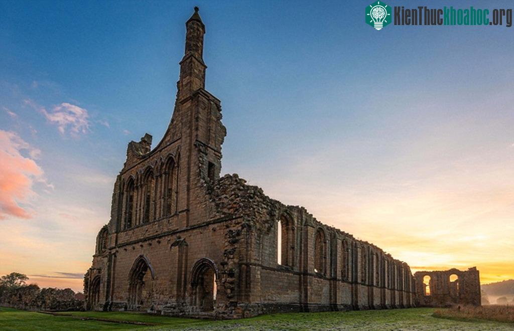 Vẻ đẹp cổ kính, tráng lệ của lâu đài Abbey bị bỏ quên ở North Yorkshire trong ánh bình minh. Tàn tích còn lại của tòa lâu đài cho thấy nó từng rất to lớn, hoành tráng.