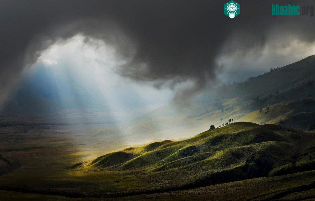 Ánh sáng từ thiên đường, được chụp từ ngọn núi Bromo, phía Java, Indonesia vào buổi sáng sớm