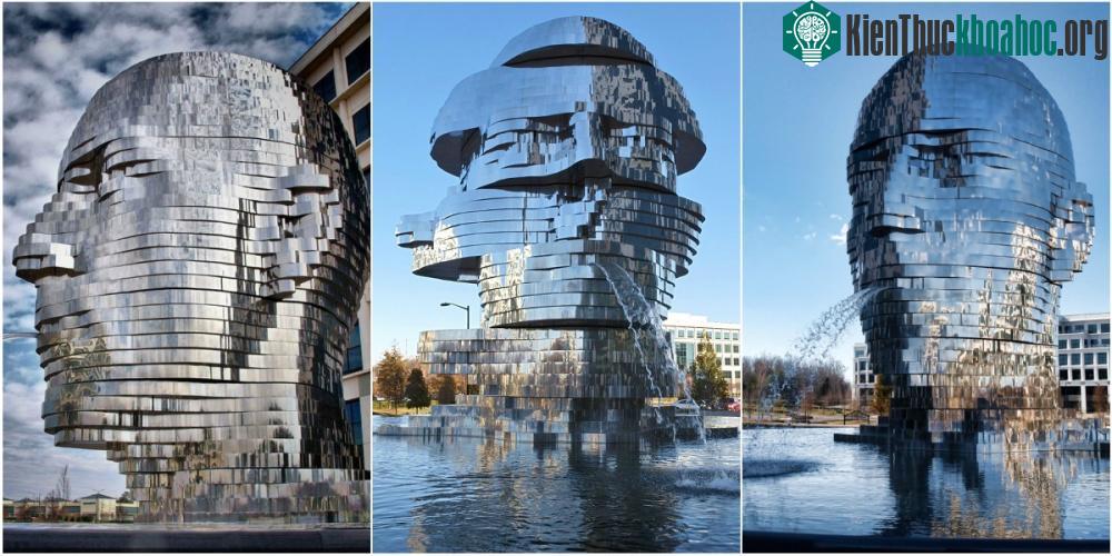 Đài phun nước Metalmorphosis (Bắc Carolina) được làm từ các tấm kim loại sáng bóng như gương tạo thành hình đầu người khổng lồ có thể quay tròn