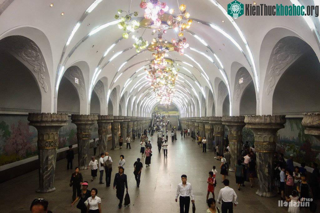 Không gian rộng lớn bên trong tàu điện ngầm của Triều Tiên. Hai bên tường được trang trí bằng những bức tranh phong cảnh hay những bức tranh miêu tả cuộc sống hạnh phúc.