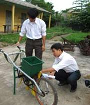 Sinh viên chế tạo máy bón phân ảnh 1