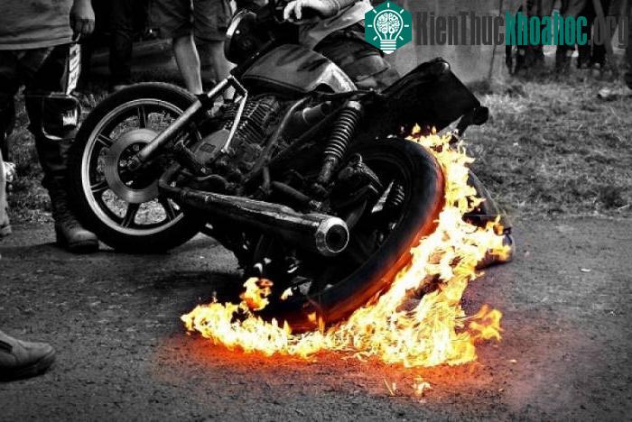 Khi xe bị cháy, hãy nhanh chóng thoát khỏi xe và di chuyển ra thật xa rồi nằm xuống