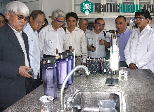 Thí nghiệm của TS Khê (áo xanh bên trái) tại khu công nghệ cao SHTP hôm 9/3