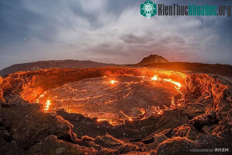 Các nhà nghiên cứu phát hiện ít nhất một trong nhiều hồ ở miệng núi đang trải qua thay đổi lớn về lượng dung nham,