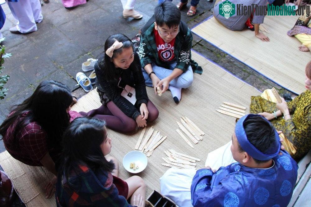 Trò đổ xăm hường thu hút nhiều cung tần mỹ nữ chơi ngày Tết.