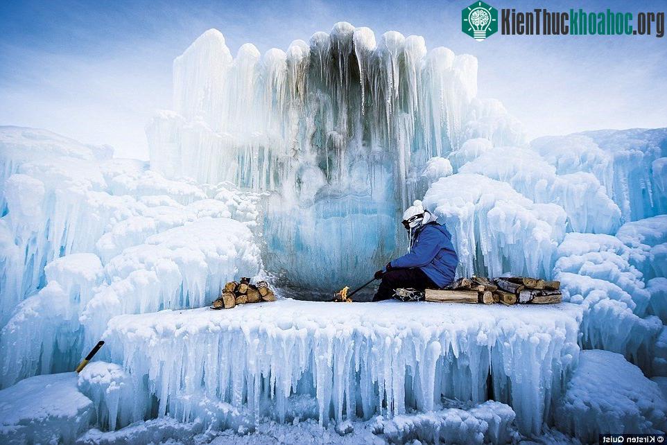 Bức ảnh chụp một người đốt lửa sưởi ấm trên băng ở thành phố Edmonton, tỉnh Alberta, Canada