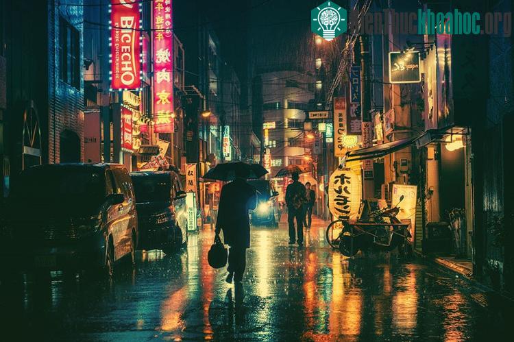 Một công chức hối hả về nhà dưới màn mưa buổi tối.