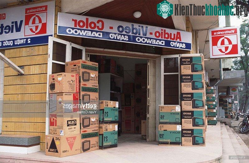 Một cửa hàng bán đồ điện tử tại ngã ba Triệu Quốc Đạt - Hai Bà Trưng.
