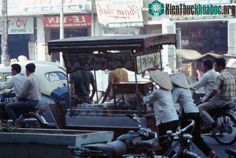 Xe hủ tíu xưa được đẩy đi khắp thành phố.