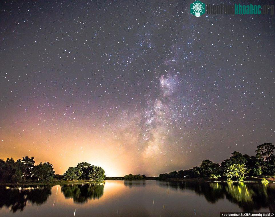 Hình ảnh mưa sao băng tại Hatchet Pond ở Hampshire.