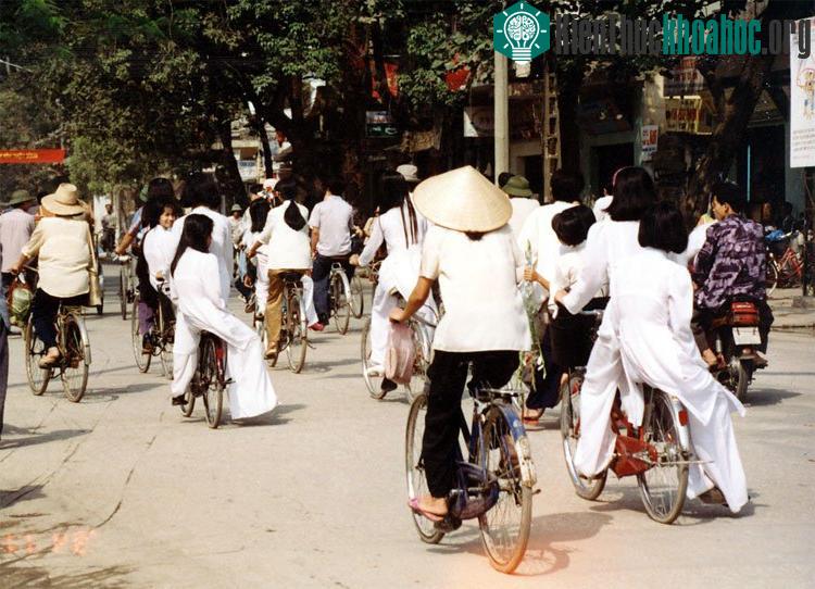Tà áo dài của nữ sinh khi tan học.