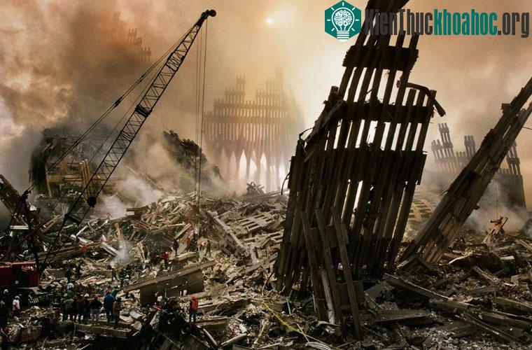 Nhóm dọn dẹp vệ sinh tại nơi hai tòa tháp WTC đổ sụp trong bức ảnh của Steve McCurry.