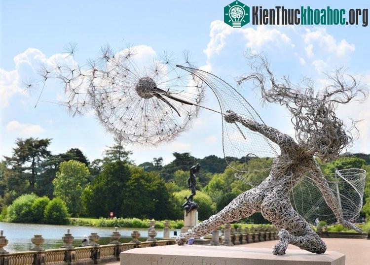 Tác phẩm mang đậm màu sắc cổ tích mang tên "Dancing with Dandelion",