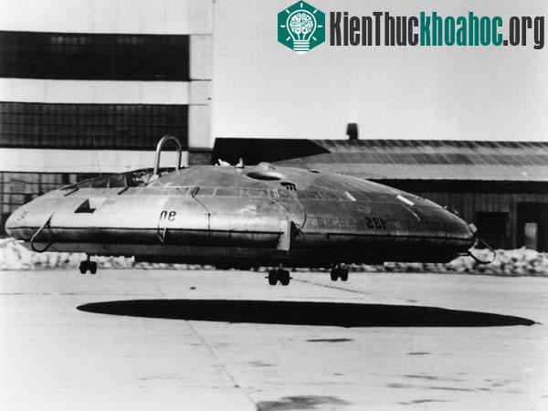 Máy bay hình chảo Avrocar có đặc điểm là cất cánh và hạ cánh thẳng đứng, tuy nhiên phải nhờ đến sự trợ giúp của hệ thống dây ròng rọc, nâng nó lên từ phía bên trên. Đây là sản phẩm của công ty Avro...