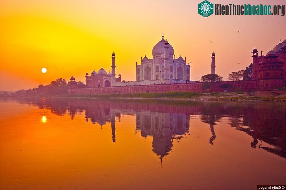 Khi mặt trời lặn sau lăng Taj Mahal của Ấn Độ, các mái vòm và tường cẩm thạch của công trình tuyệt mỹ này chuyển màu tím, giữa không gian lộng lẫy với ánh nắng màu cam ấn tượng.