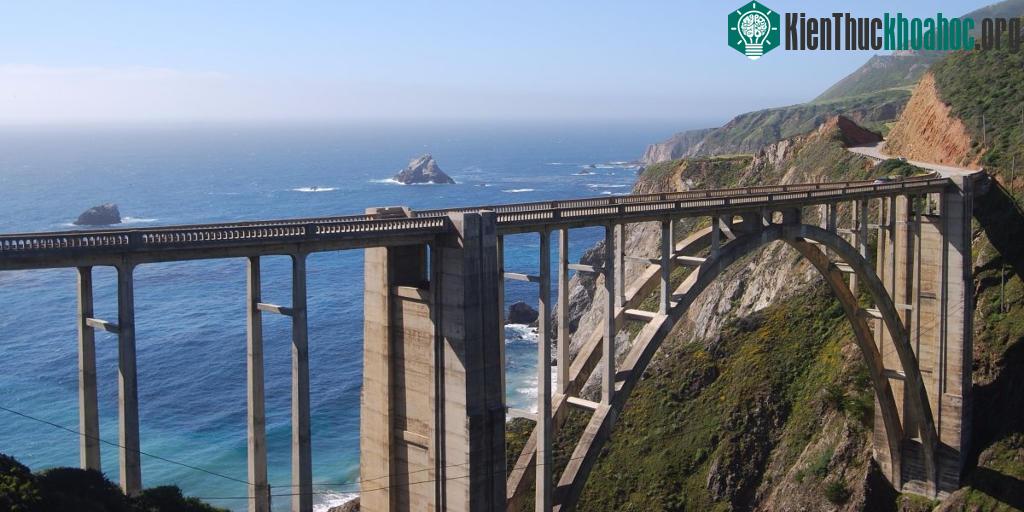 Cầu lạch Bixby ở Monterey, California, Mỹ, là điểm tham quan không thể bỏ qua trên tuyến đường 1.