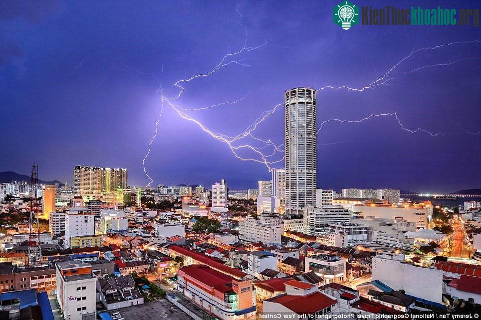 Sét đánh trên nền trời phía sau tháp Komtar, biểu tượng của George Town, Penang, Malaysia. Tòa tháp là biểu tượng cho sự đổi mới của thành phố, nơi có sự pha trộn độc đáo giữa những tòa nhà cổ xưa ...