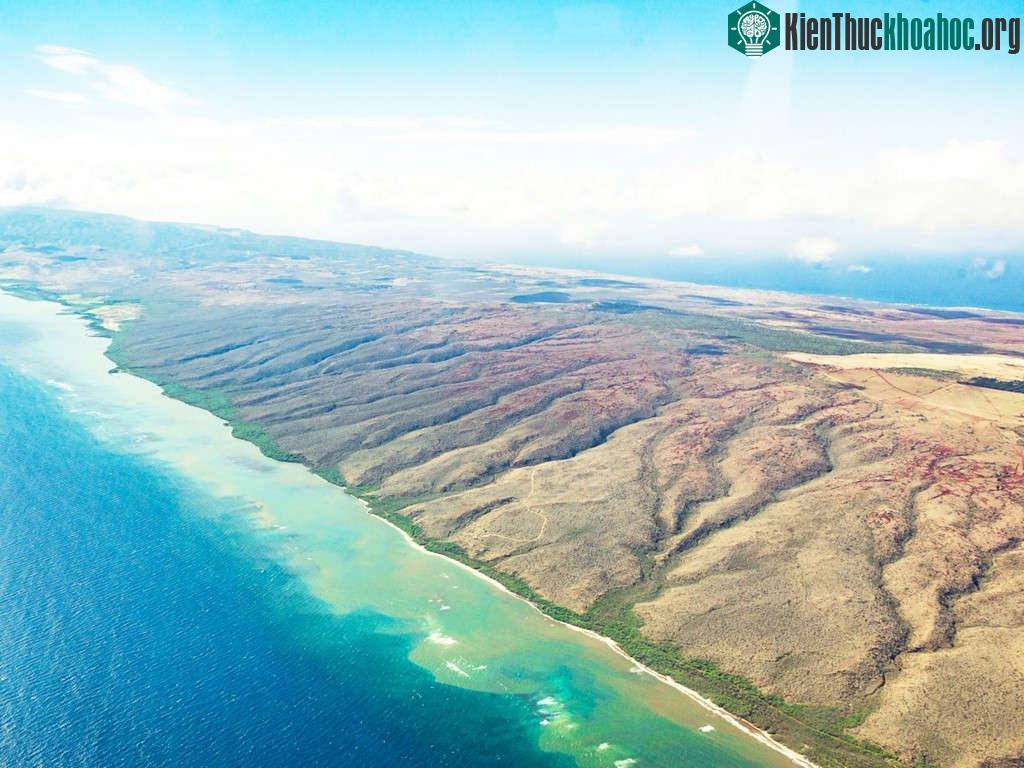 Great Barrier chạy dọc bờ biển Queensland ở đông bắc Australia, bắt đầu từ mũi bán đảo Cape York và trải dài tới Bundaberg.
