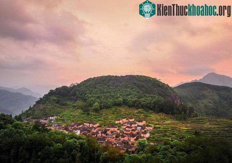 Nơi đây tràn ngập màu xanh, những di tích lâu đời, núi rừng và thác nước.