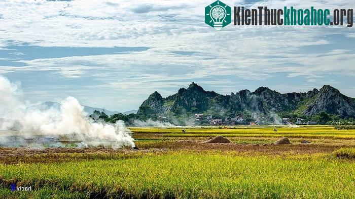 Để tới đây từ trung tâm Hà Nội, bạn đi đường quốc lộ 6 khoảng 20 km. Từ xa đã có thể thấy những khối núi sừng sững nổi bật trên nền lúa chín vàng.