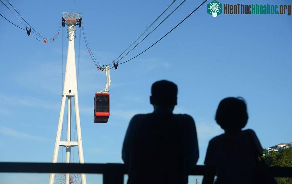 Cột tháp bên đầu Bãi Cháy được xây dựng cao 188,8 m, lập kỷ lục là cột tháp cao nhất thế giới. Cột tháp bên đồi Ba Đèo cao 133 m.