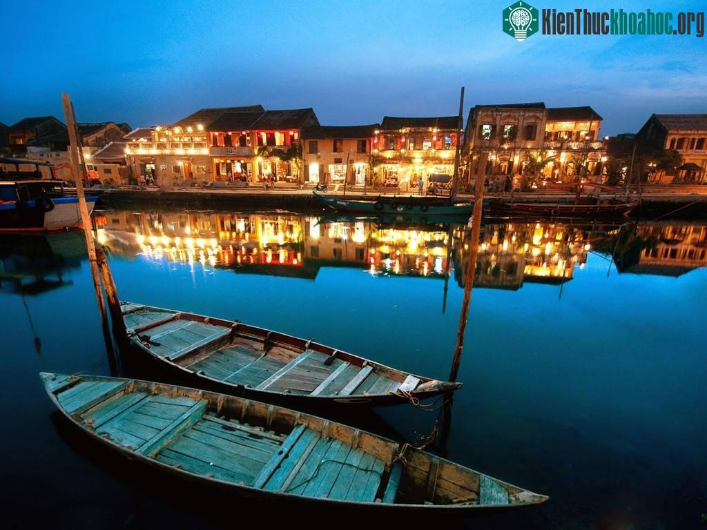 Hội An: Thị trấn cổ xinh xắn này đem lại cho du khách một trải nghiệm thú vị, với những kiến trúc cổ, không khí thanh bình và nhiều món ăn ngon.