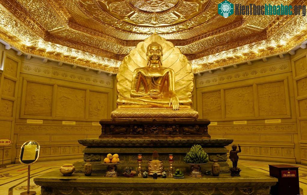 Chùa Bái Đính nằm ở phía tây Ninh Bình, cách trung tâm thành phố 15 km, thuộc xã Gia Sinh, Gia Viễn.