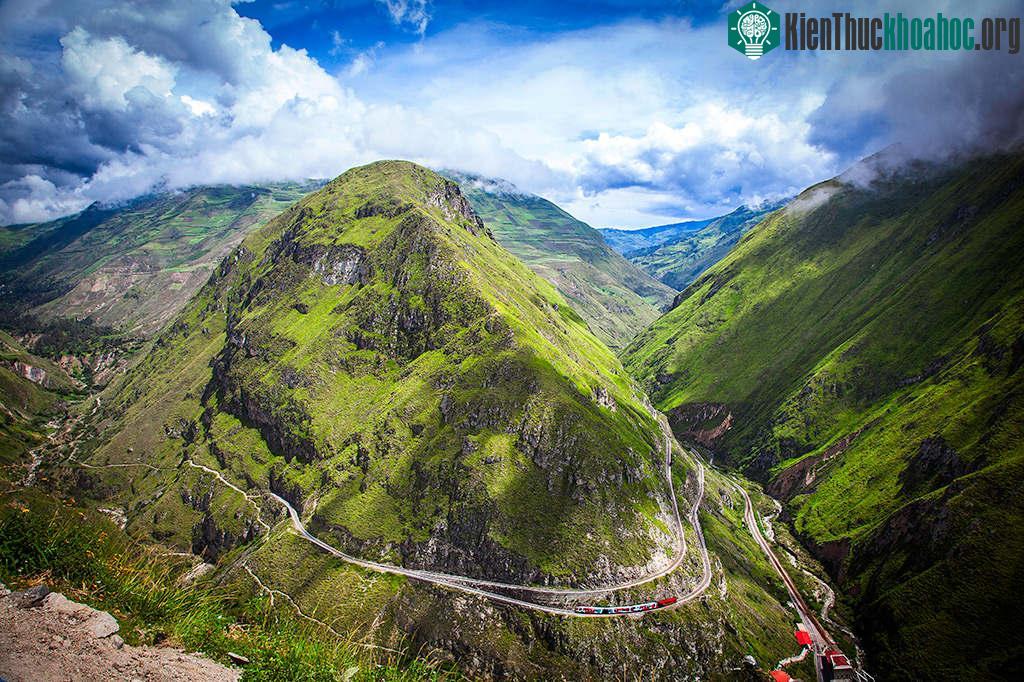 Nhiều người cho rằng dãy Andes khi đó không thể bị "khuất phục" bởi một tuyến đường sắt. Dù xảy ra các cuộc biểu tình và không được khuyến khích, tổng thống Alfaro vẫn thuê hai đội kỹ sư ...