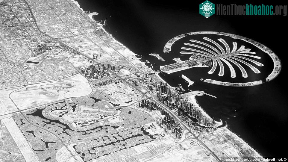 Quần đảo nhân tạo Palm Jumeirah ở Dubai với những tòa cao ốc ấn tượng ven bờ.
