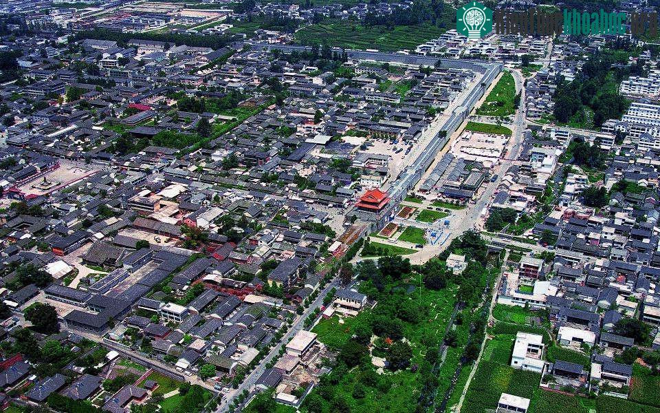Trên thực tế, thành cổ Đại Lý là một trong những điểm du lịch nổi tiếng nhất của Vân Nam, Trung Quốc. Nơi đây có các di tích lịch sử, nhiều tòa nhà, đền miếu cổ, với nhiều sản phẩm thủ công địa phư...