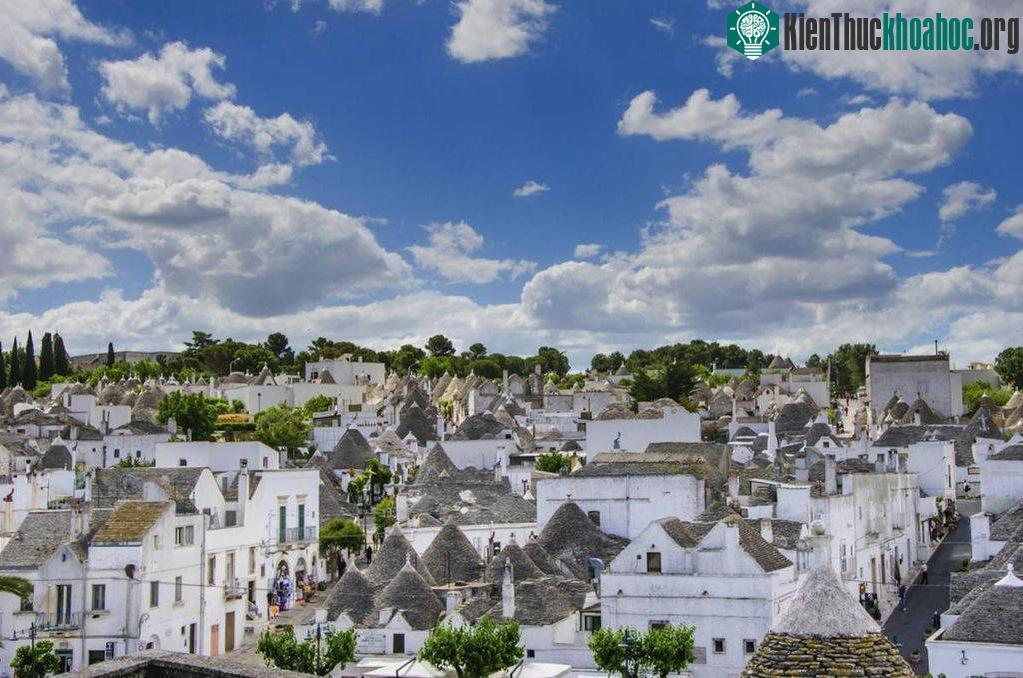 Alberobello, Italy: Thị trấn nhỏ Alberobello đầy những nét cuốn hút mê hoặc. Alberobello nổi tiếng với những tòa nhà độc đáo. Có khoảng 15 ngôi nhà tí hon mái chóp trong thị trấn và nhiều người nói...