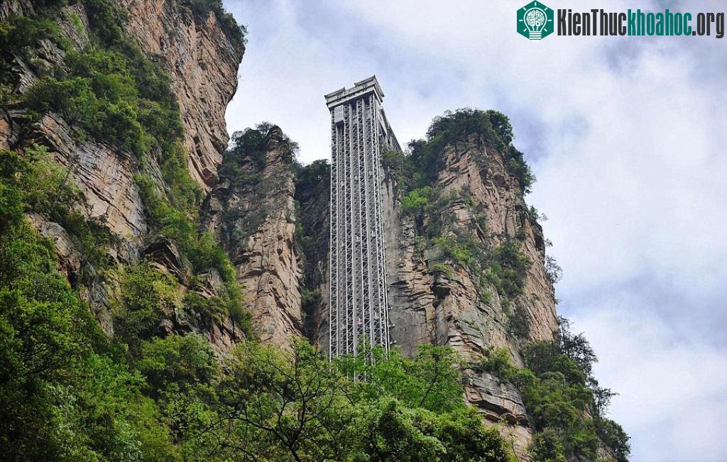 Dự án trị giá gần 19 triệu USD này mất 3 năm để hoàn tất và đã thu hút một lượng lớn du khách tới khu vực này. Đi từ mặt đất lên độ cao 326 m chỉ trong 2 phút, công trình này có 3 thang máy tách bi...