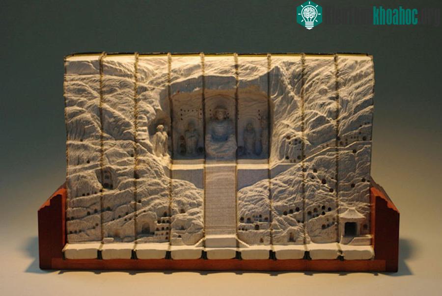 Tượng Phật trong hang đá
