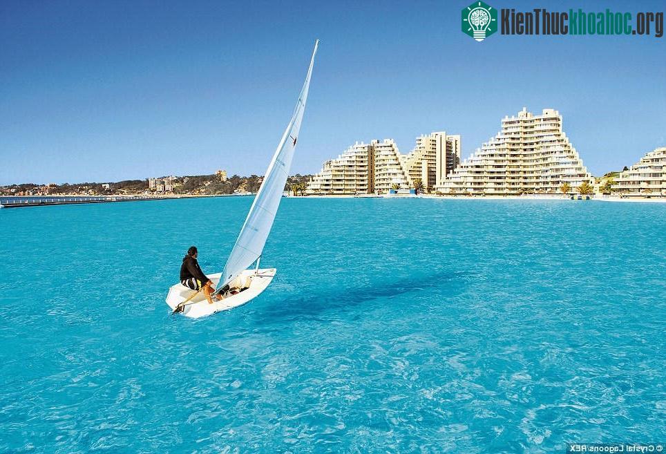 Diện tích của Crystal Lagoon là 80.000 m2, tương đương 11 sân bóng, giành kỷ lục bể bơi ngoài trời lớn nhất thế giới do Guinness công nhận.