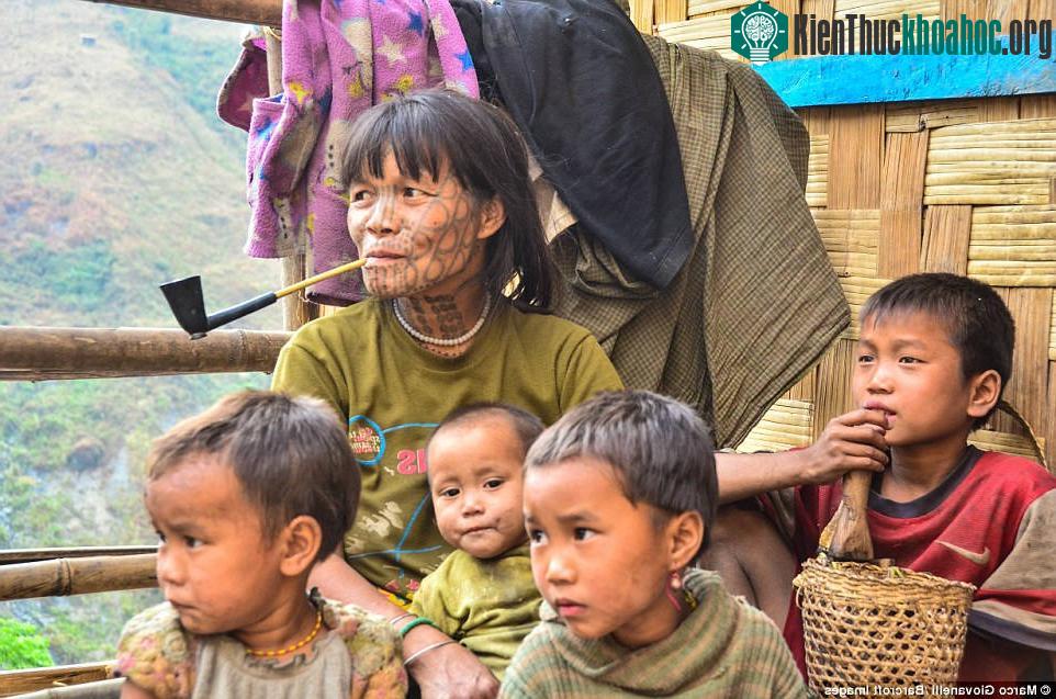 Núi Victora, đỉnh cao nhất bang Chin, là nơi ở của tộc Munn và tộc Dai. Cả hai bộ tộc đều có truyền thống xăm mặt độc đáo.