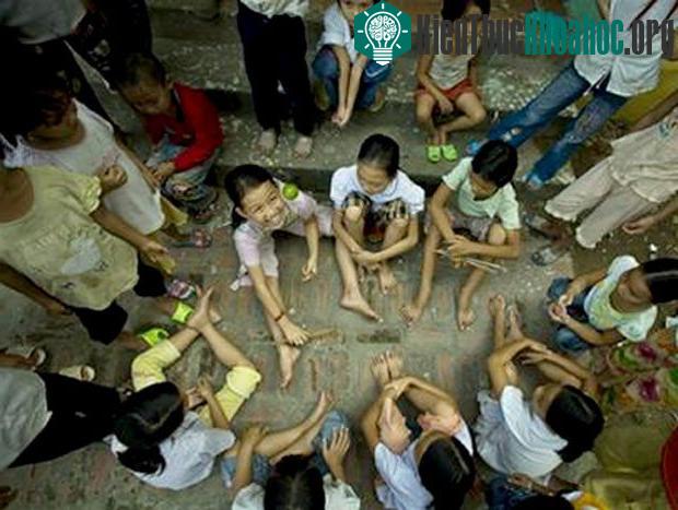 2-5 bé gái ngồi vòng tròn với 10 que tre nhỏ và một quả cà chơi trò đánh chuyền. Mỗi bé gái 7-8 tuổi thời đó đều thuộc làu bài ca Một mốt, một mai, con trai, con hến... Đôi tôi, đôi chị... Ba lá đa...