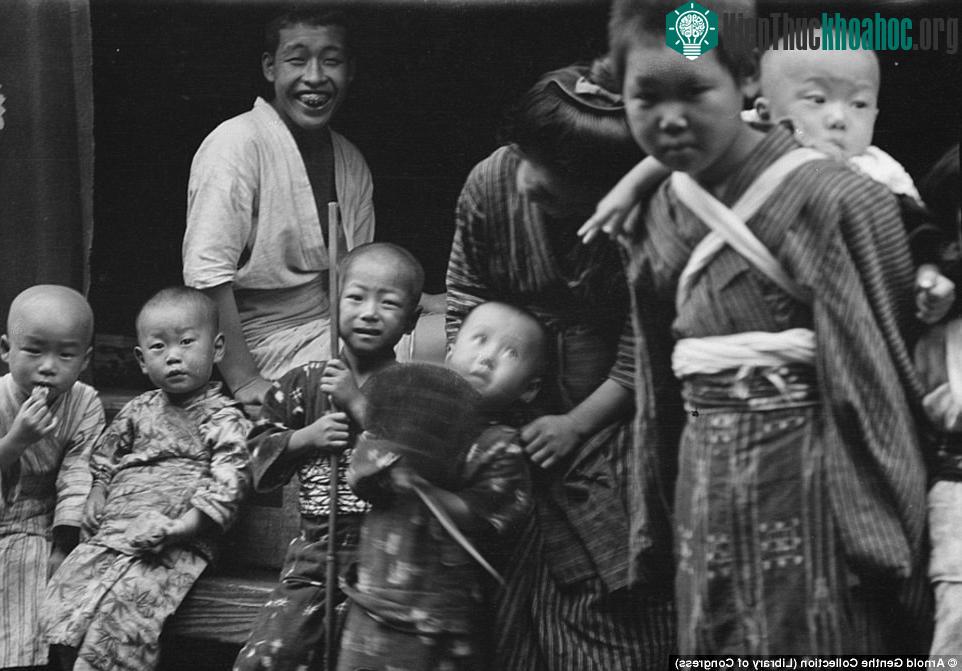 Arnold Genthe là người Mỹ, gốc Đức. Ông dành phần lớn thời gian trong cuộc đời của mình để chu du khắp thế giới.